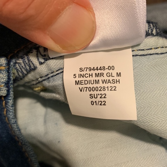 GAP women’s mid rise raw hem cuffed shorts medium wash size 27 - Picture 9 of 13